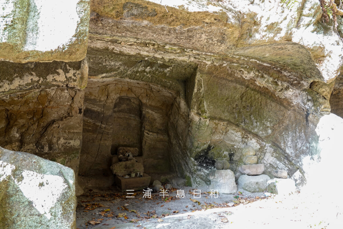 円通寺跡・深谷やぐら群（海上自衛隊大矢部弾庫跡）・東側（正面右側）のやぐら内部-2（撮影日：2025.12.12）