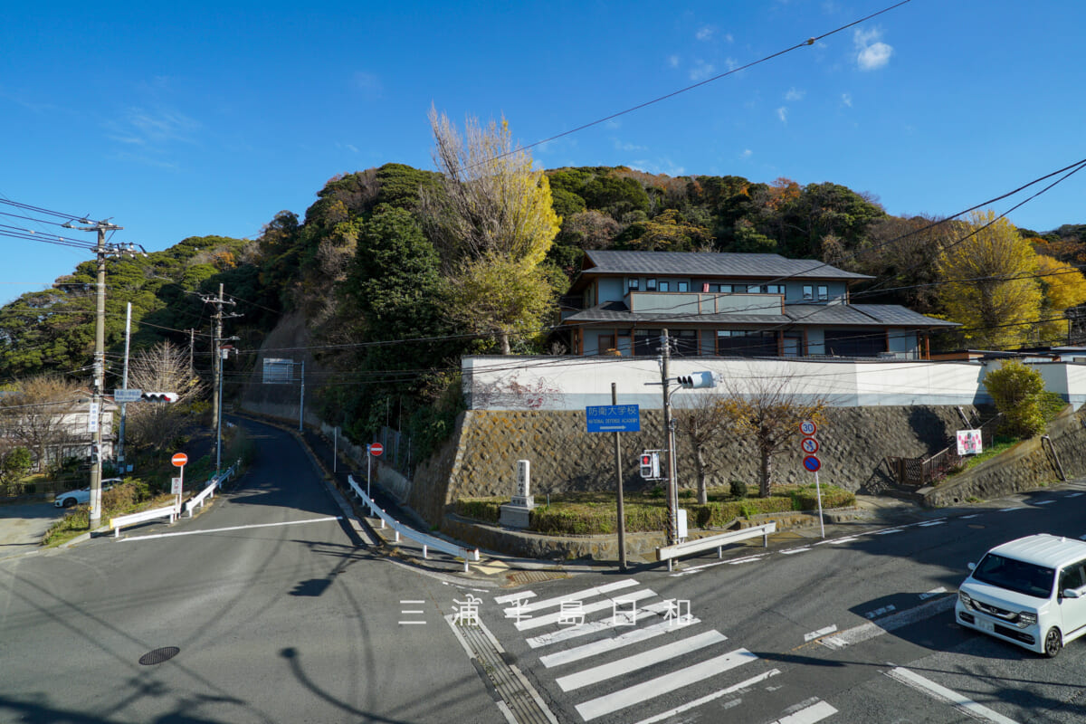 馬堀小学校前交差点と浄林寺境内（撮影日：2025.12.18）