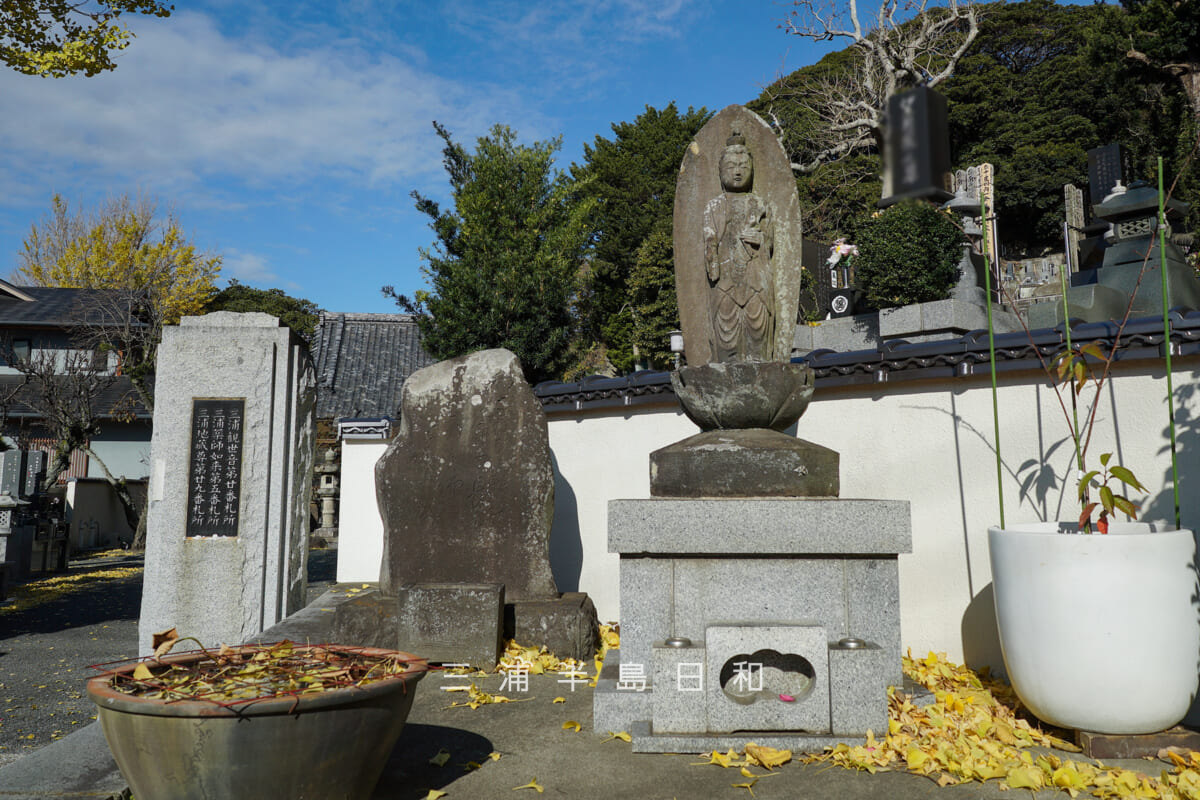 浄林寺・山門右手の観音菩薩像と歌碑（撮影日：2025.12.18）