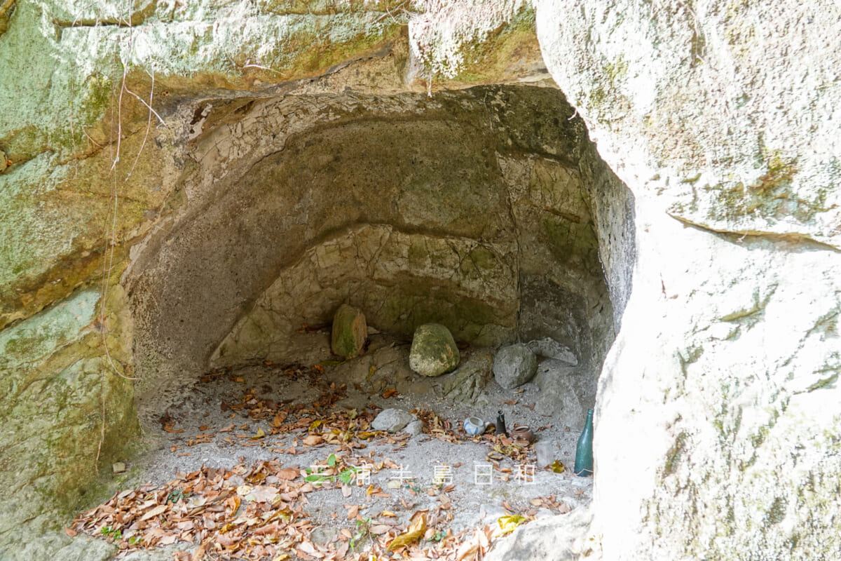 円通寺跡・深谷やぐら群（海上自衛隊大矢部弾庫跡）・東側（正面右側）のやぐら内部-3（撮影日：2025.12.12）