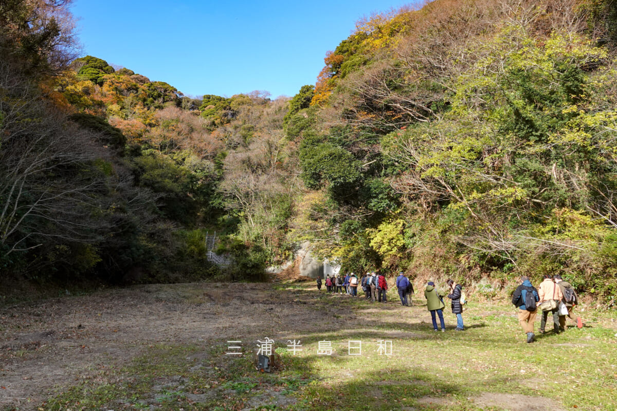 令和7年度はじめての三浦一族講座フィールドワーク「大矢部弾庫跡『円通寺跡』の特別見学」・円通寺跡・深谷やぐら群に向かうご一行（撮影日：2025.12.12）
