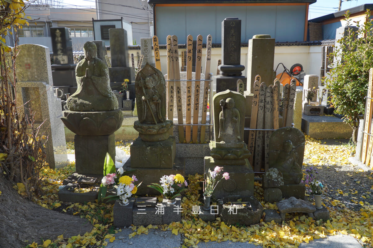 浄林寺・本堂左手前の石仏群（撮影日：2025.12.18）