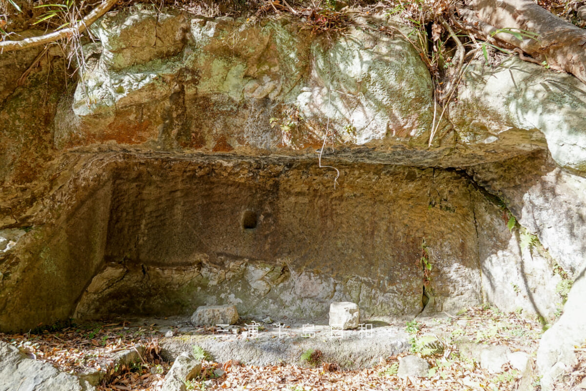 円通寺跡・深谷やぐら群（海上自衛隊大矢部弾庫跡）・東側（正面右側）のやぐら内部-1（撮影日：2025.12.12）