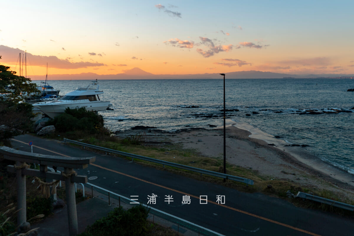長井熊野神社・境内よりマジックアワーの富士山、江の島方面を望む（撮影日：2025.12.05）