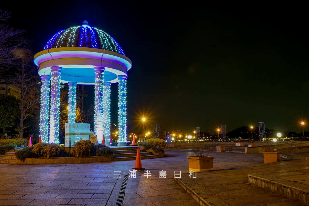 横須賀ウインターイルミネーション・ライトアップされたヴェルニー公園の洋風あずまや(撮影日:2024.02.29)