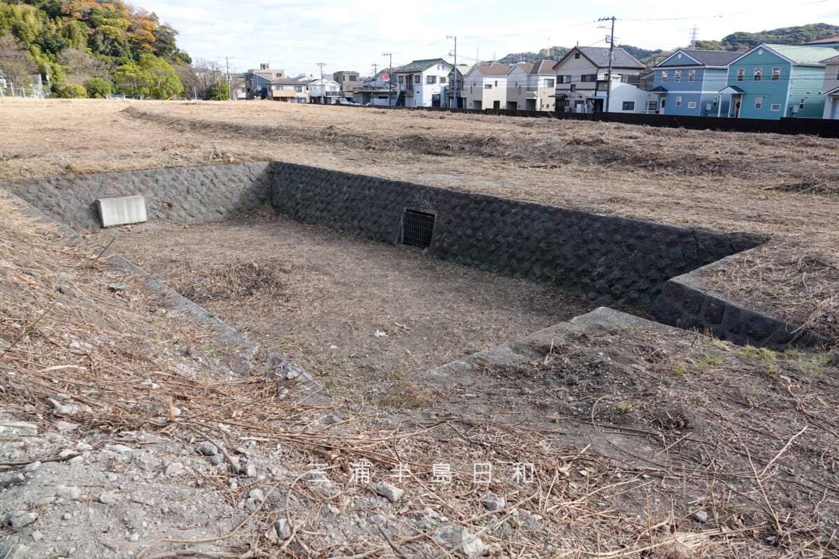 円通寺跡・深谷やぐら群（海上自衛隊大矢部弾庫跡）・谷戸前方に残る近代に造られた調整池跡（撮影日：2025.12.12）