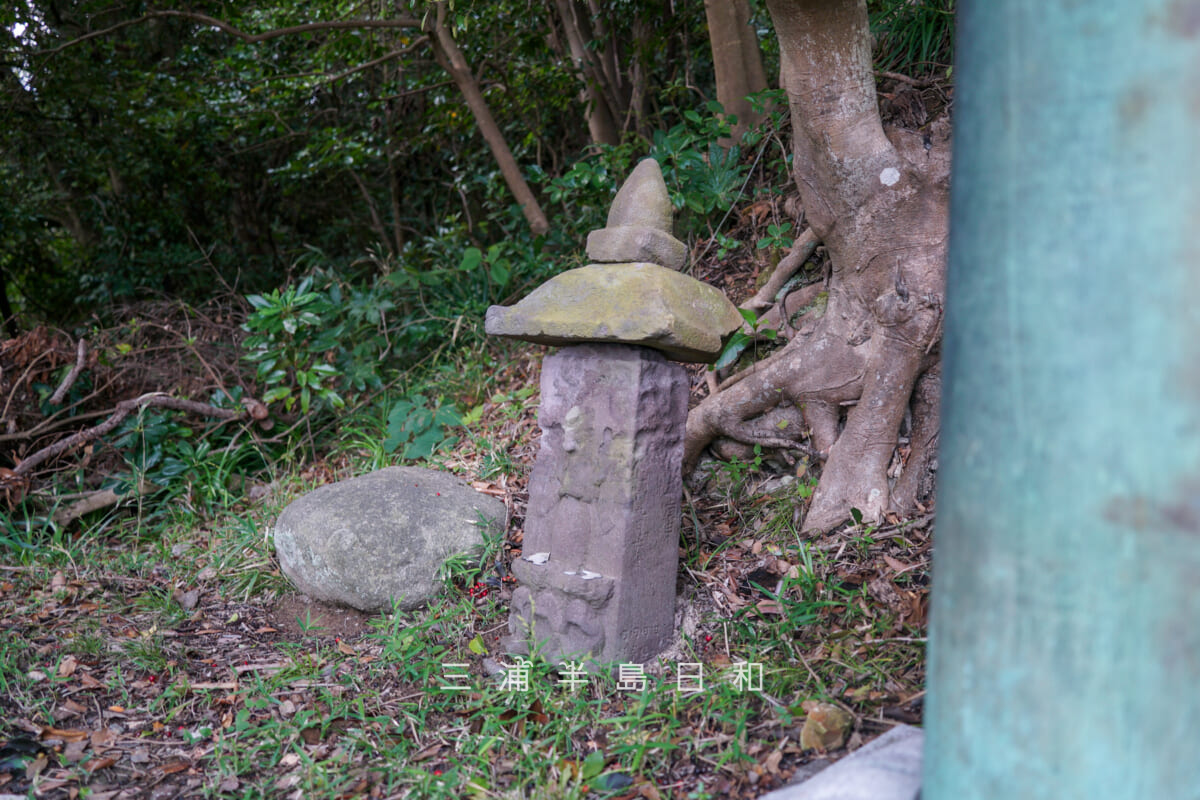 天照大神（長沢）・一の鳥居わきの庚申塔（撮影日：2025.10.23）