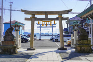 鴨居八幡神社・二の鳥居越しに一の鳥居、鴨居西防波堤灯台方面を望む（撮影日：2026.01.30）