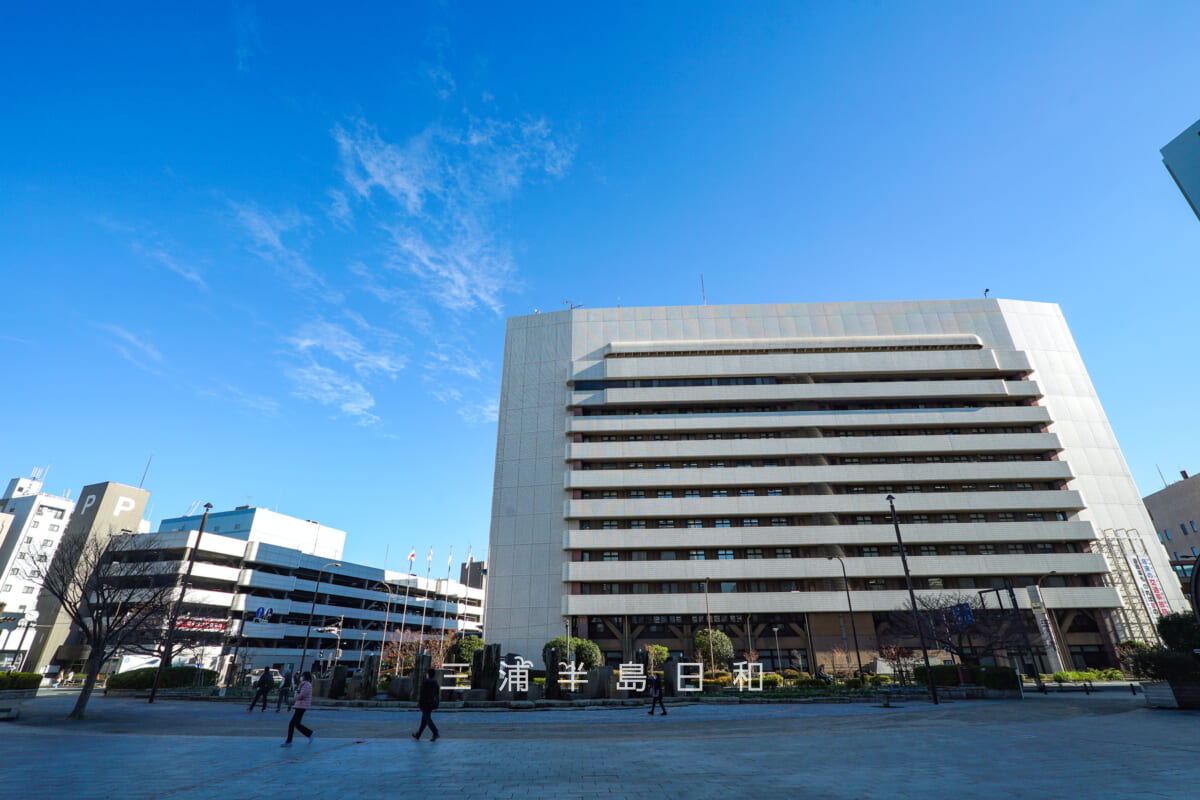 市役所前公園・横須賀市役所を正面より望む（撮影日：2025.12.18）