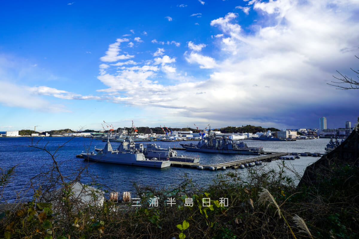 安針台公園・展望台より海上自衛隊横須賀基地吉倉桟橋と米海軍横須賀基地方面を望む(撮影日:2025.12.26)