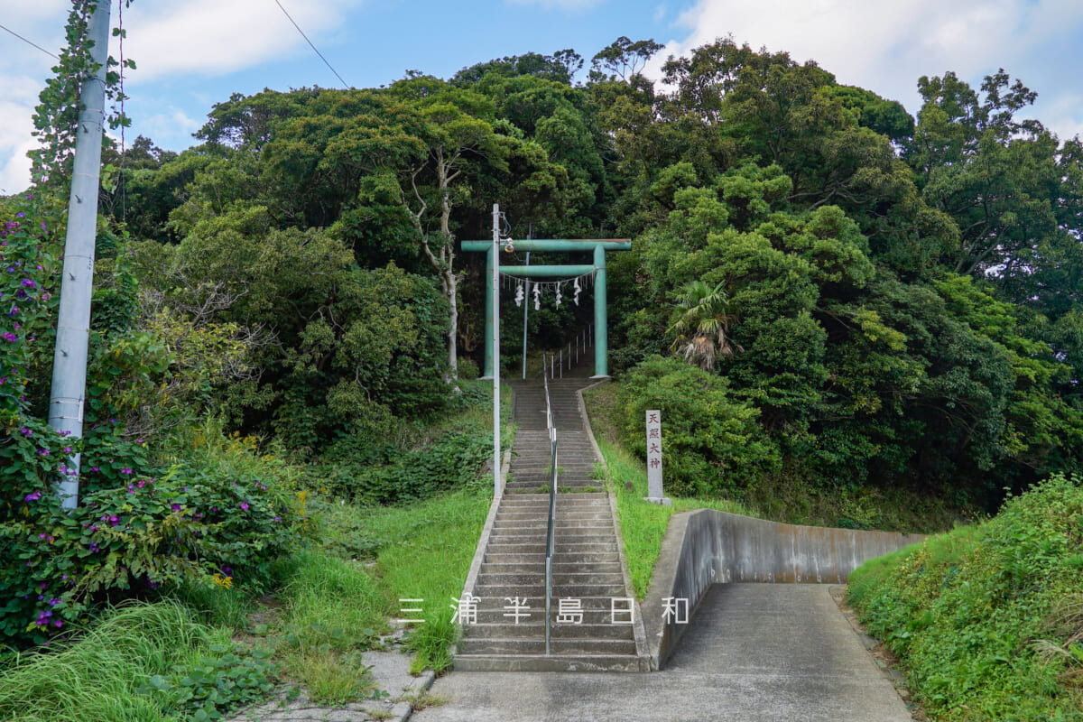 天照大神（長沢）・一の鳥居（右側は駐車場へ続く狭い車道）（撮影日：2025.10.23）