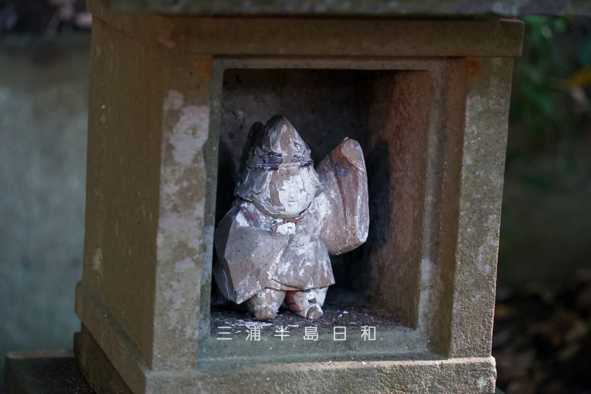 諏訪神社（堀内）・社殿左手の石祠内の人形（撮影日：2024.11.22）