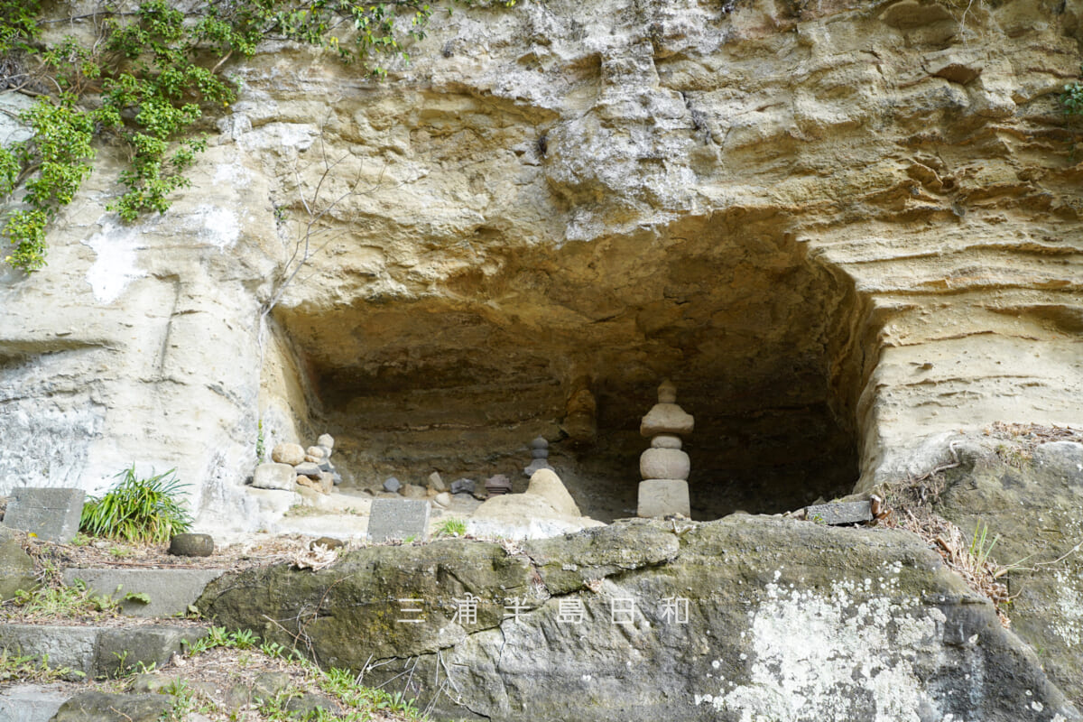 大町釈迦堂口遺跡・谷戸最奥に広がる平場の東側斜面に開いたやぐら（撮影日：2026.02.27）