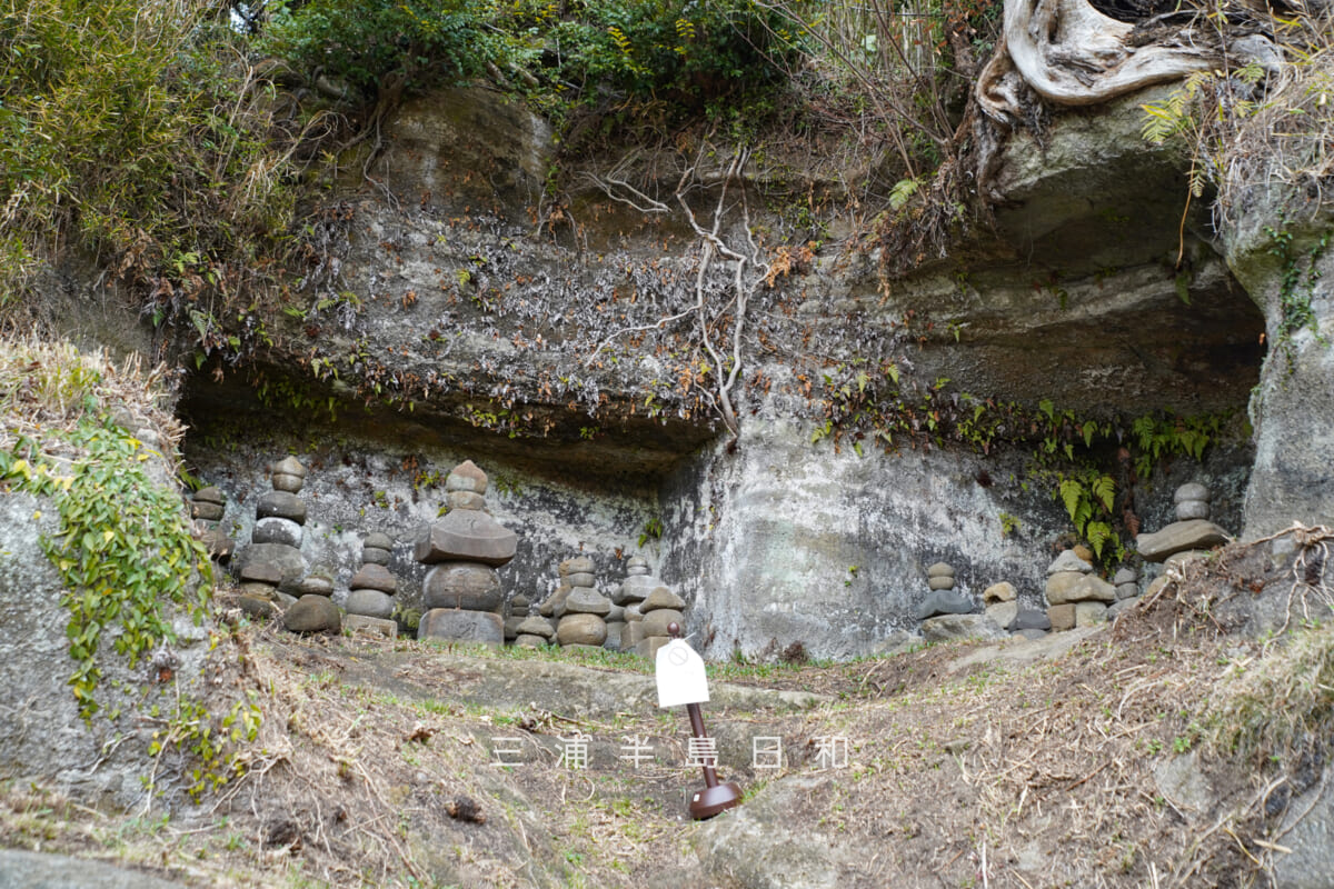 大町釈迦堂口遺跡・谷戸最奥に広がる平場の西側斜面に開いたやぐら（撮影日：2026.02.27）