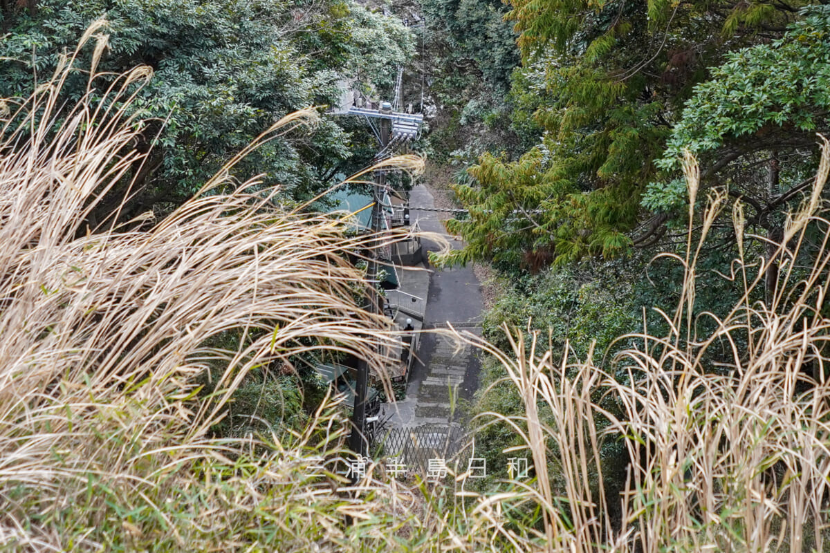 釈迦堂切通上部より大町口側を見下ろす（撮影日：2026.02.27）