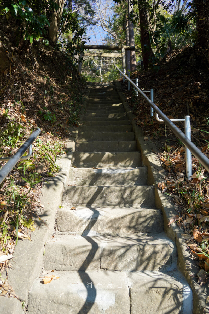 鎌足稲荷神社・鳥居前の石段（撮影日：2026.02.03）