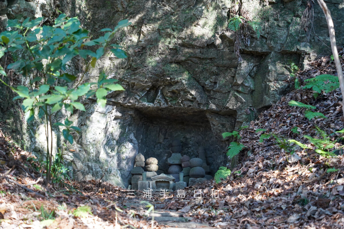 鎌足稲荷神社裏のやぐら（撮影日：2026.02.03）