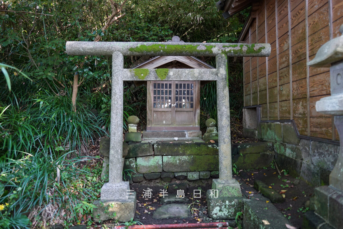 諏訪神社（堀内）・社殿左手の境内社（撮影日：2024.11.22）