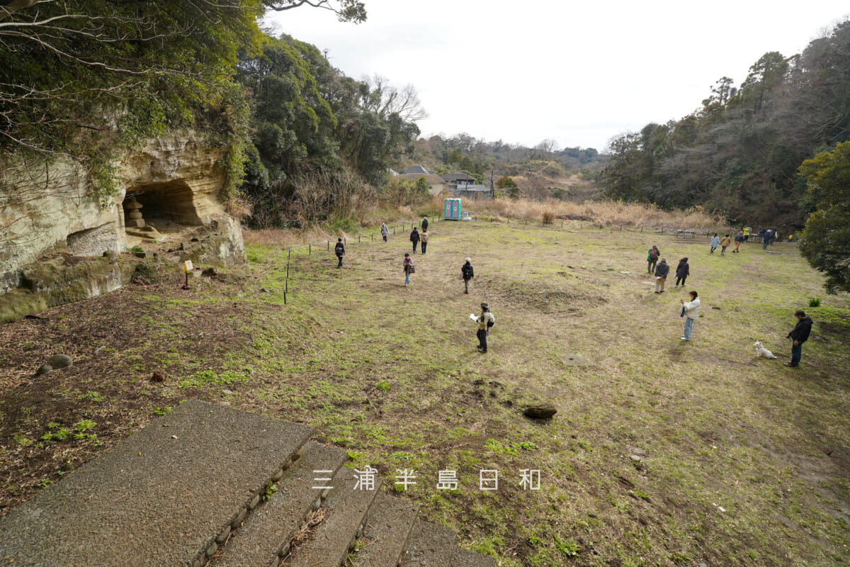 大町釈迦堂口遺跡・谷戸最奥に広がる平場（北側より見下ろす）（撮影日：2026.02.27）