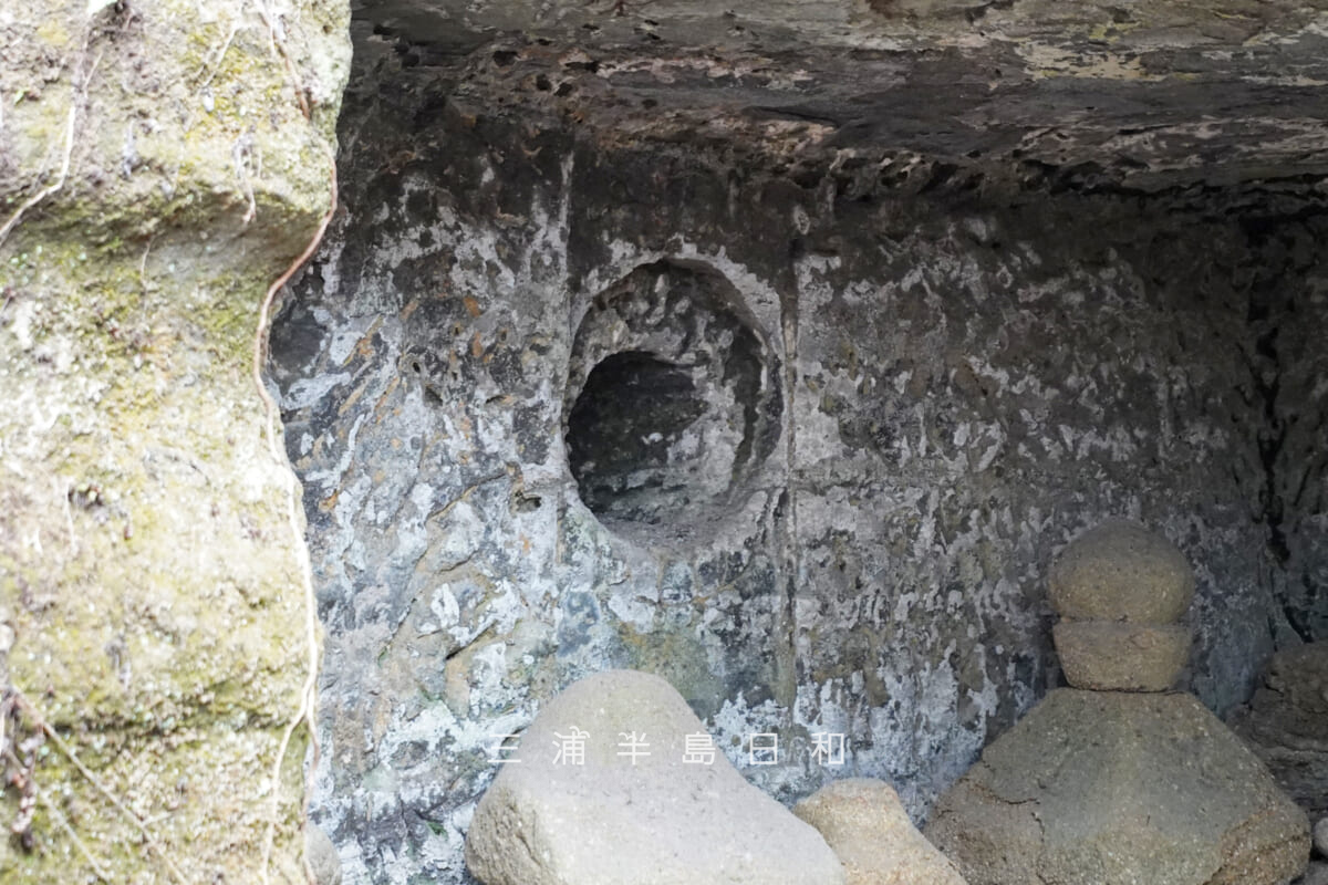 大町釈迦堂口遺跡・日月やぐらの左壁に掘られた三日月形をした龕（撮影日：2026.02.27）