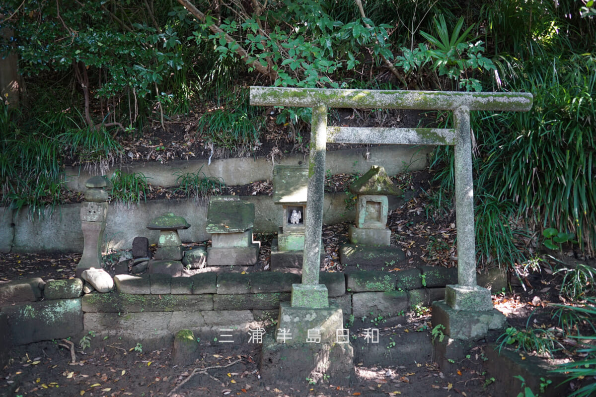 諏訪神社（堀内）・社殿右手の境内社、石祠（撮影日：2024.11.22）