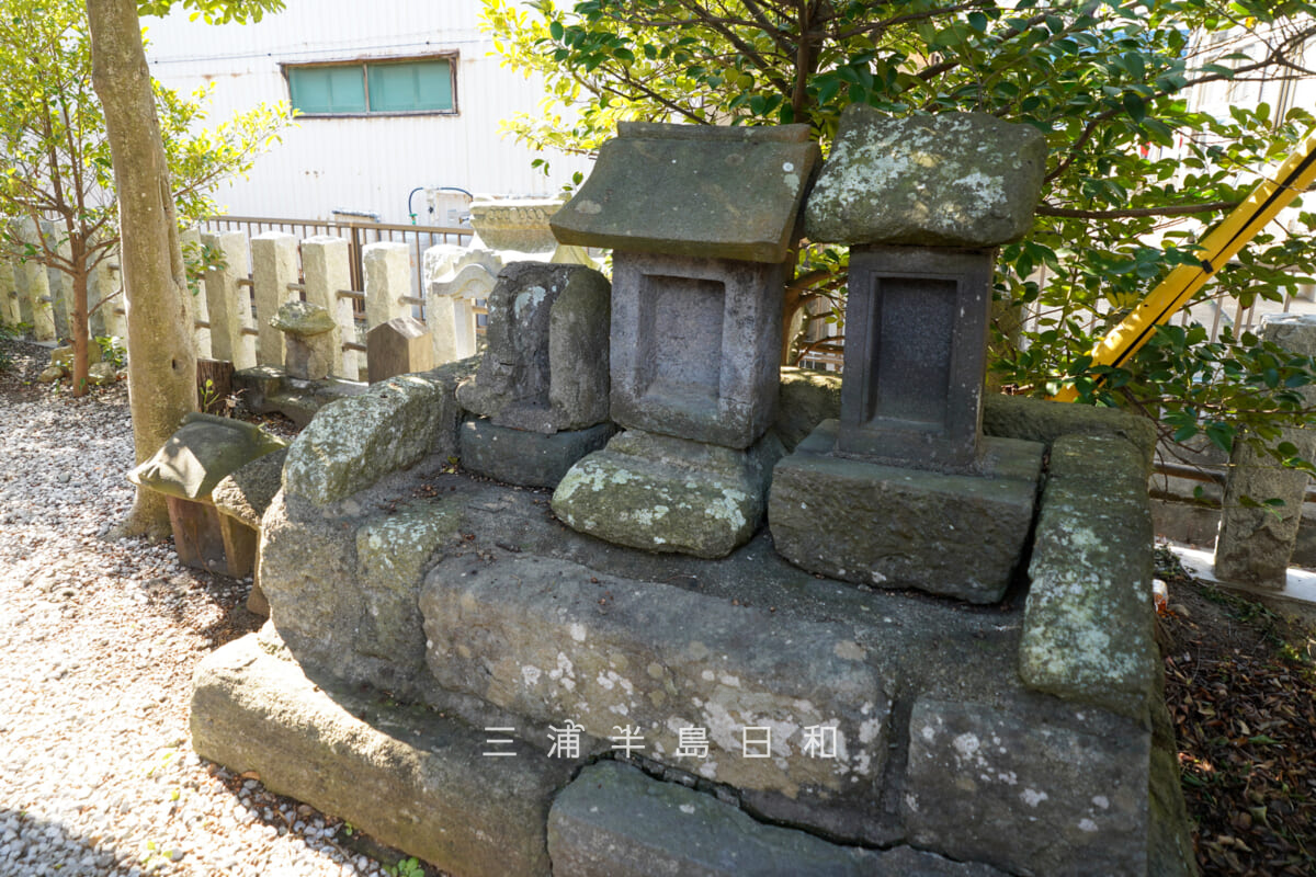 久里浜天神社・社殿右後ろの石祠群（撮影日：2026.02.10）