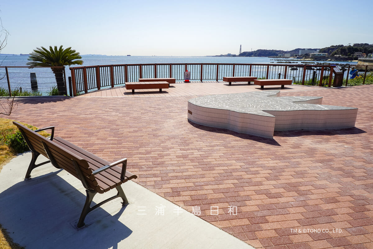 たたら浜・2025年4月にリニューアルされた展望広場の「ゴジラの足跡の大型ベンチ」(撮影日:2026.03.05)