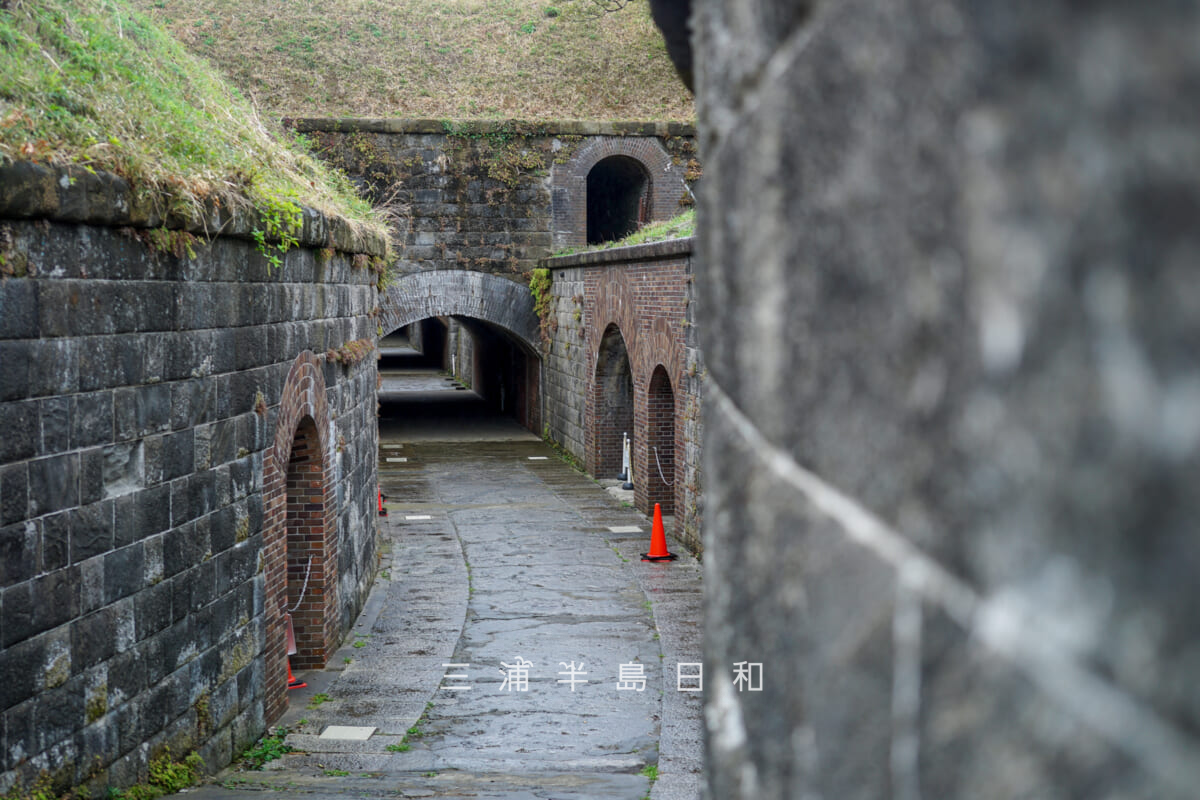 千代ヶ崎砲台跡・塁道入口付近よりトンネルを望む（撮影日：2026.03.25）