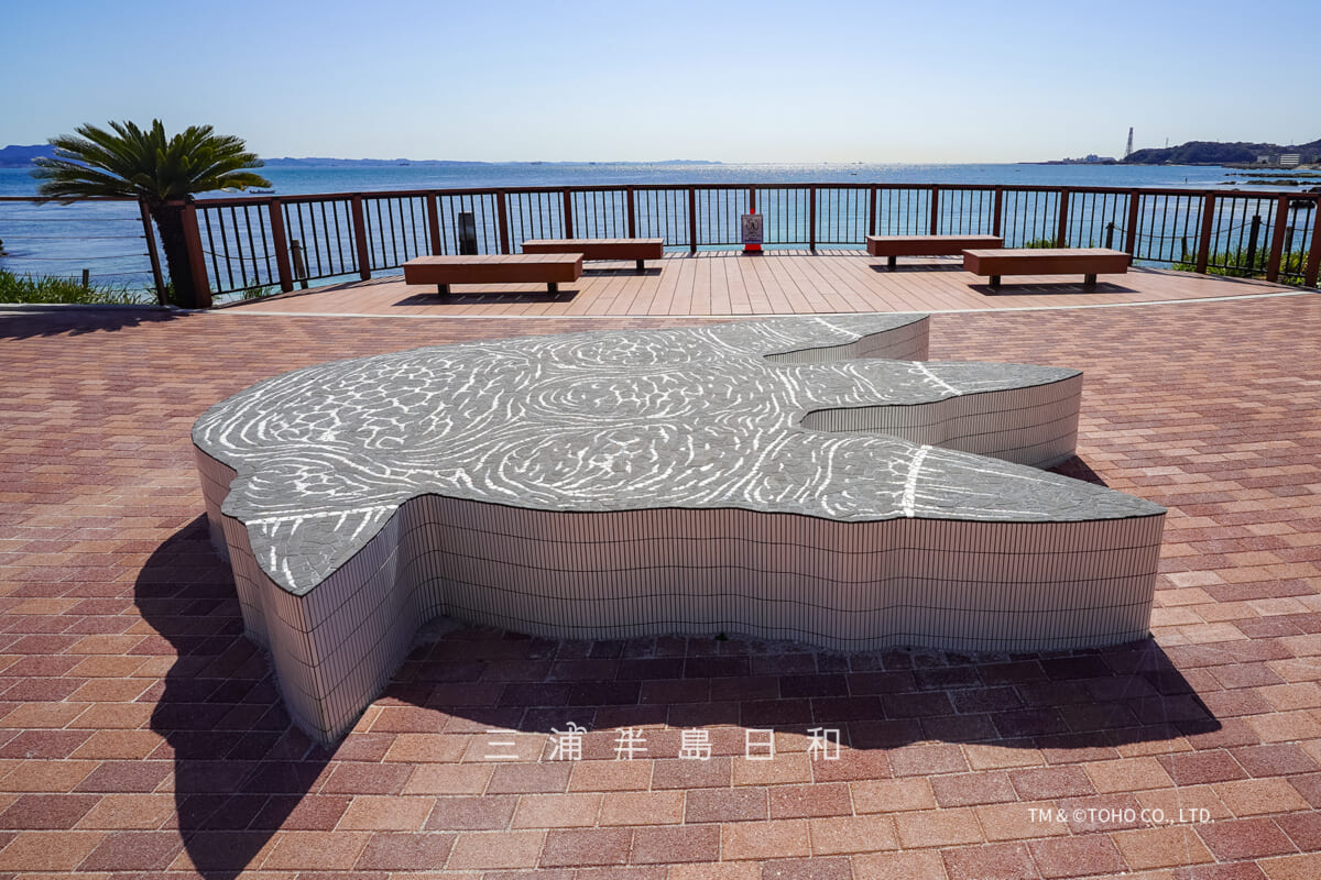 たたら浜・2025年4月にリニューアルされた展望広場の「ゴジラの足跡の大型ベンチ」[アップ]（撮影日：2026.03.05）