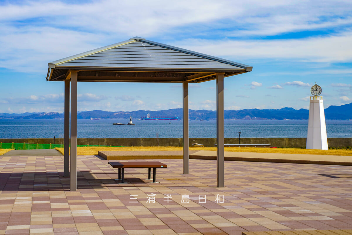 JERA park YOKOSUKA・「ふれあいの丘」展望デッキより海獺島(海鹿島、アシカ島)、房総半島方面を望む(撮影日:2026.02.10)