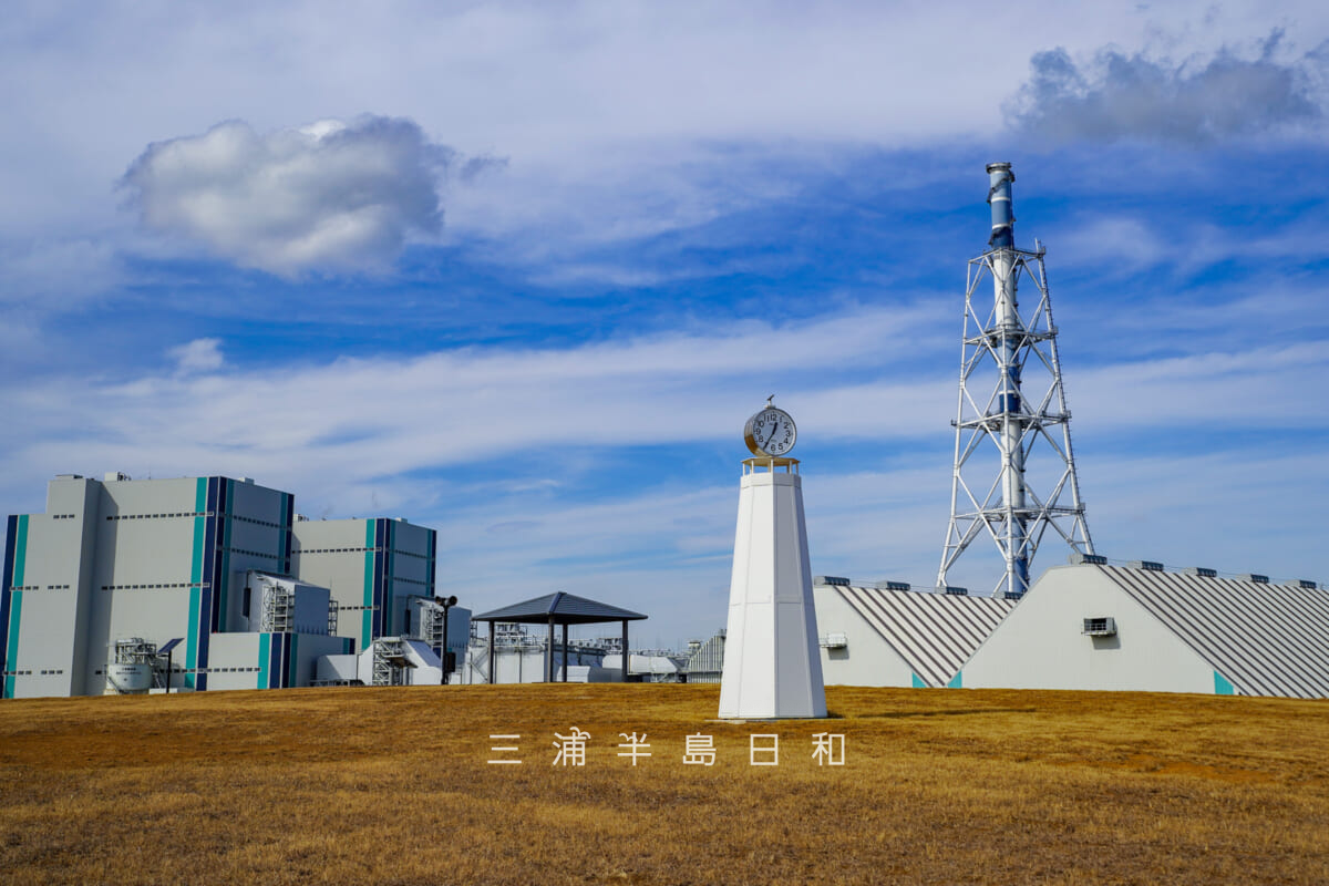 JERA park YOKOSUKA・「ふれあいの丘」展望デッキ前の時計台(撮影日:2026.02.10)