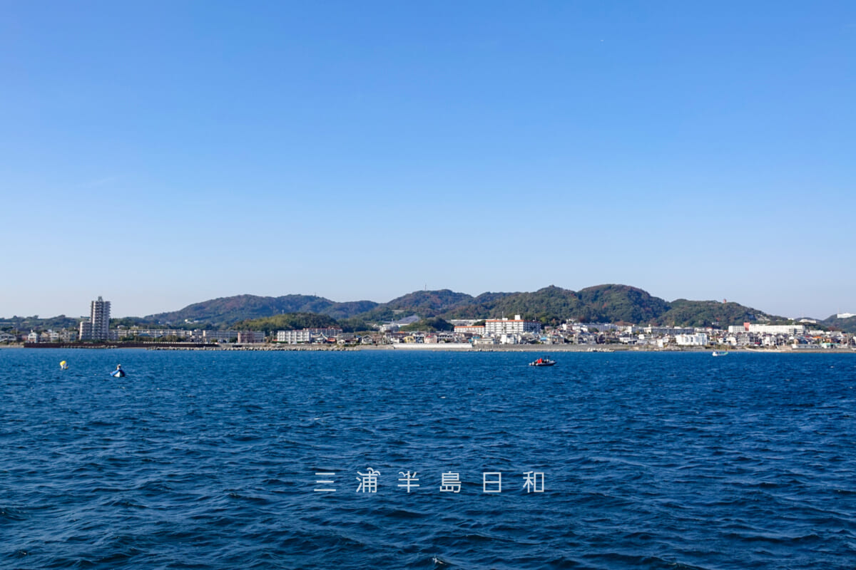 三浦三山を津久井浜海岸沖の海上より望む（右側から三浦富士、砲台山、武山）（撮影日：2022.11.11）