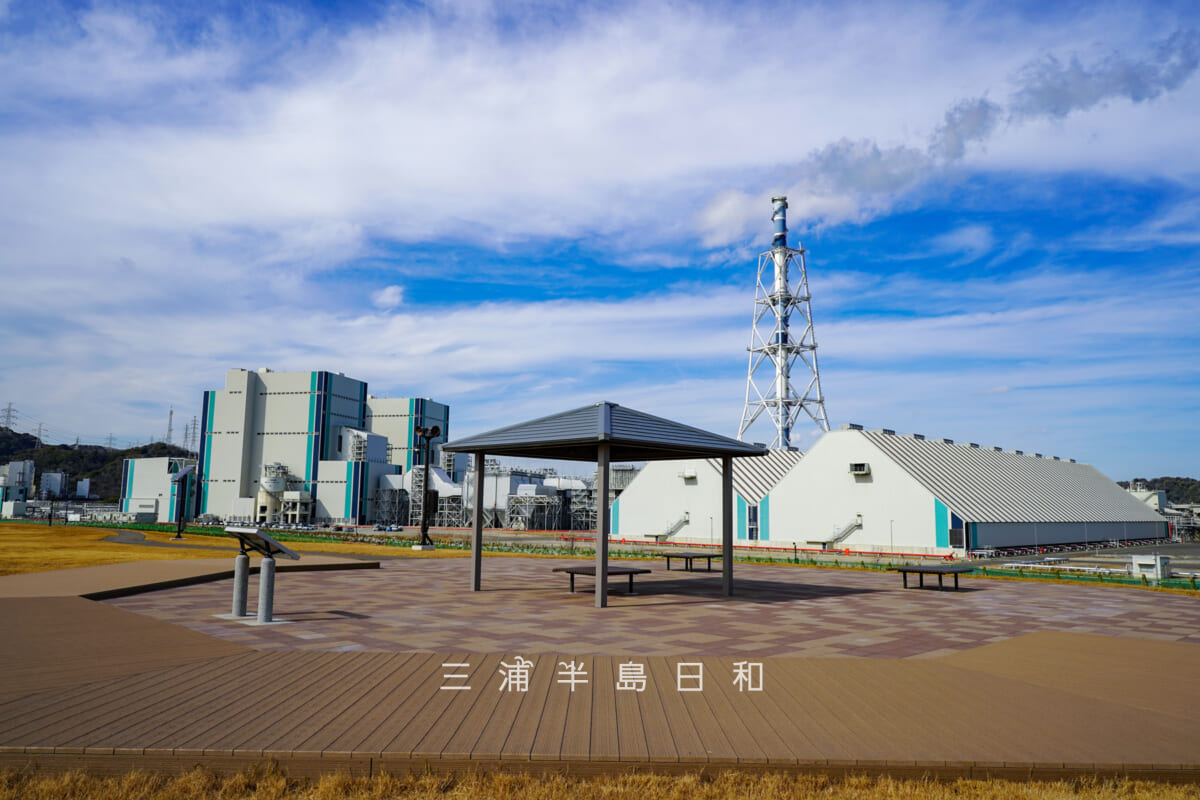 JERA park YOKOSUKA・「ふれあいの丘」展望デッキと横須賀火力発電所(撮影日:2026.02.10)