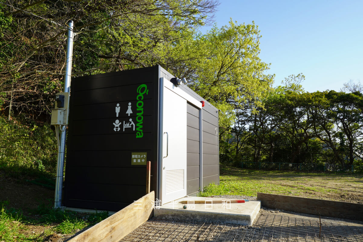 木の下公園・ユニバーサルトイレ仕様の自己完結型トイレ「エコノワ」(公衆トイレ)(撮影日:2026.04.08)