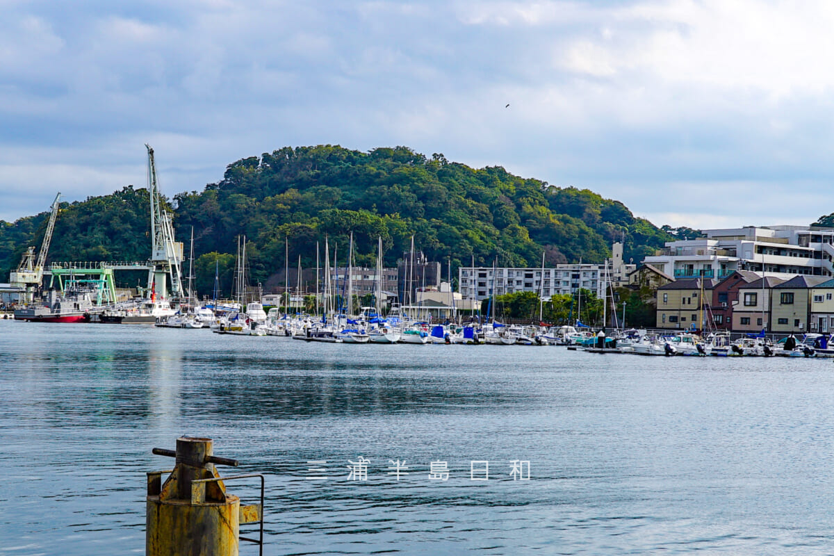 深浦ボートパーク・深浦湾北岸より望む（撮影日：2020.10.13）