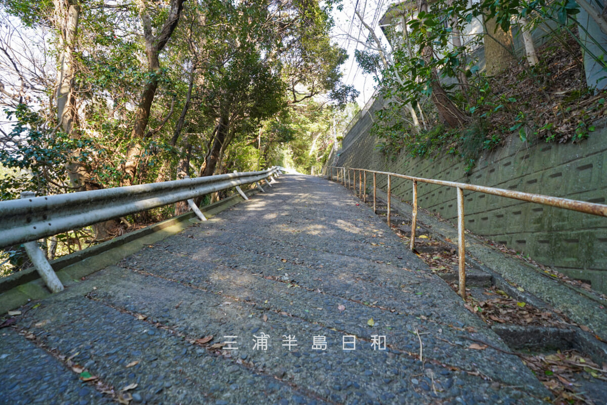 葉山教会の激坂・歩道は階段になっている急坂(撮影日:2026.04.08)