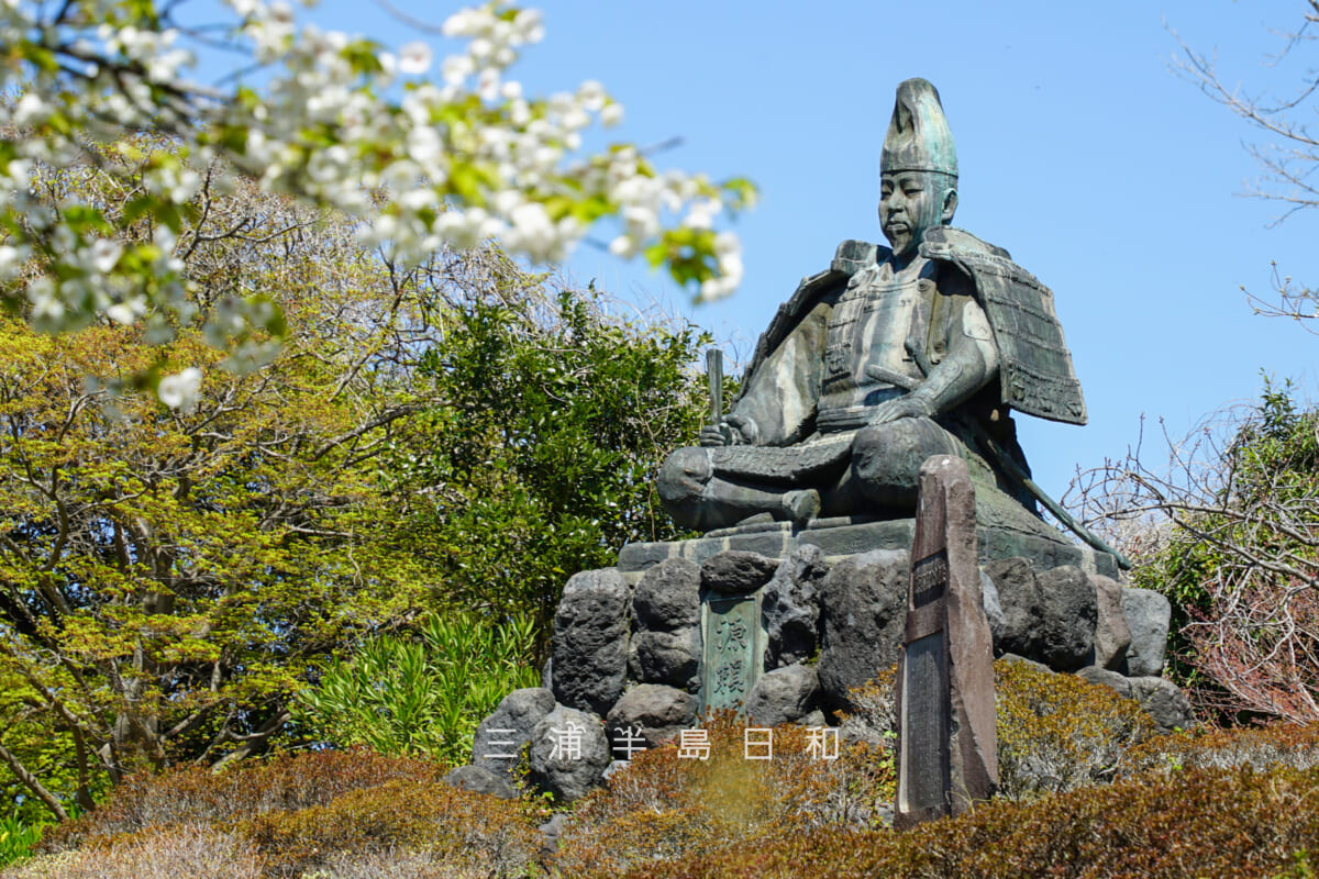 源氏山公園・桜の季節の源頼朝像（撮影日：2026.04.03）