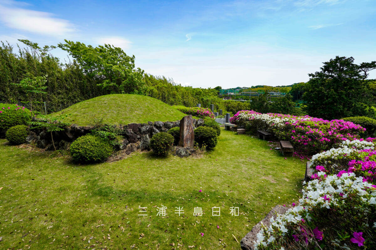 源太塚とツツジ（撮影日：2026.04.28）