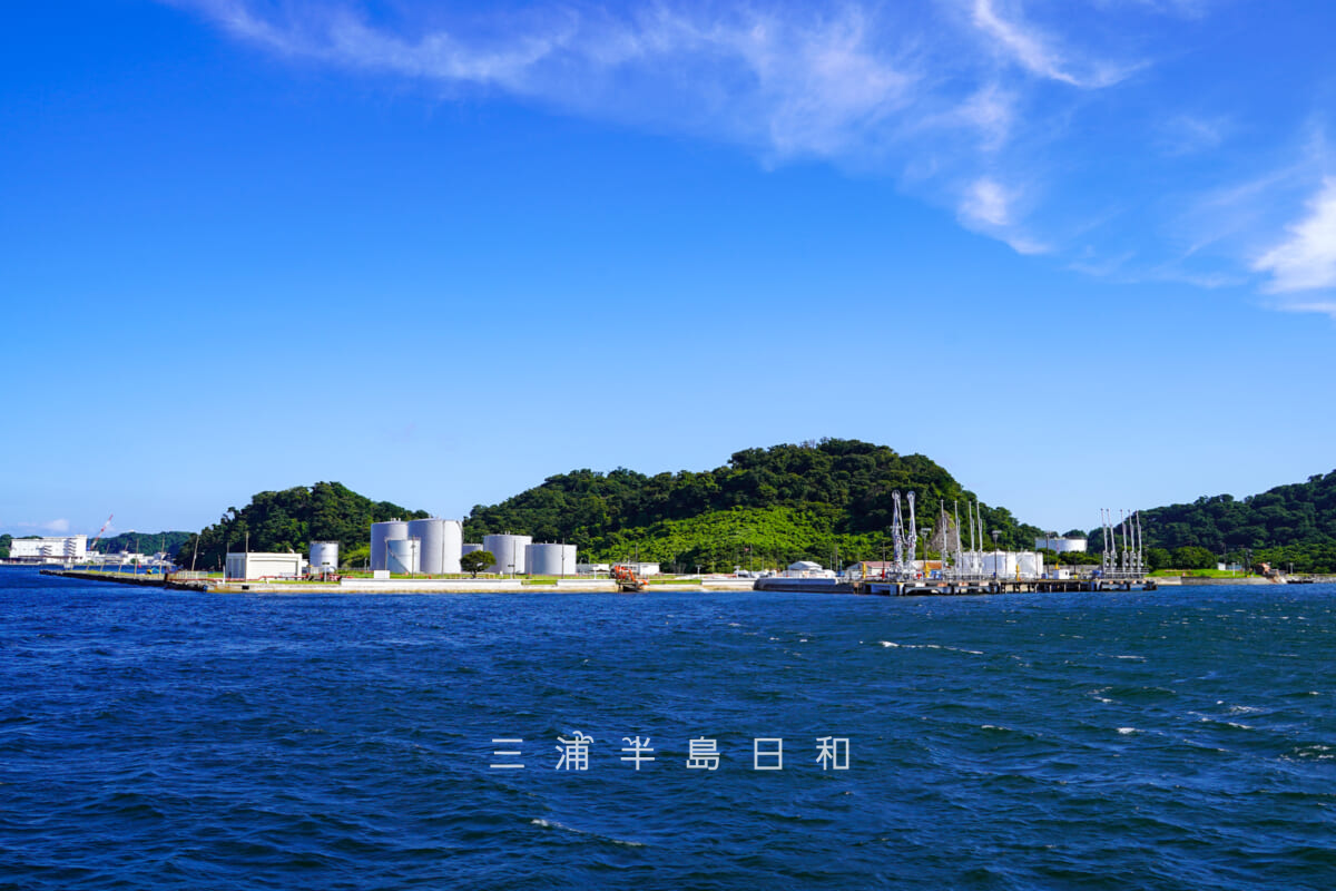 米海軍吾妻倉庫地区・吾妻島北端のタンクなどの施設(撮影日:2022.08.10)