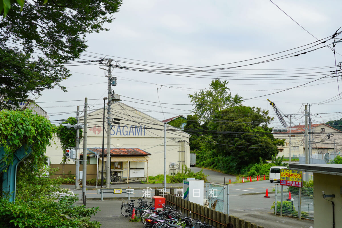 長浦港の倉庫群をJR田浦駅北口より望む（撮影日：2020.09.01）