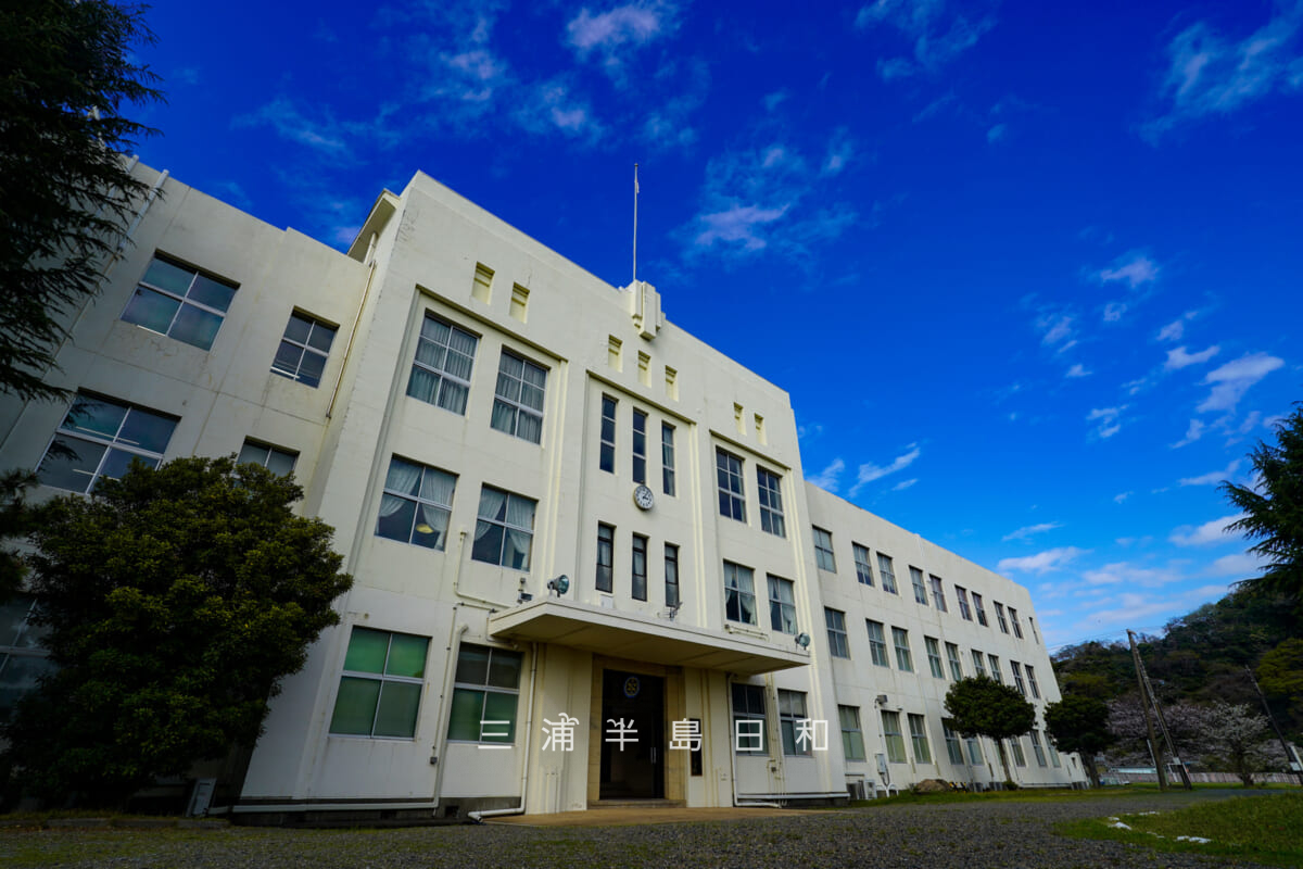 陸上自衛隊久里浜駐屯地-本館・斜め下より見上げる(撮影日:2026.04.02)