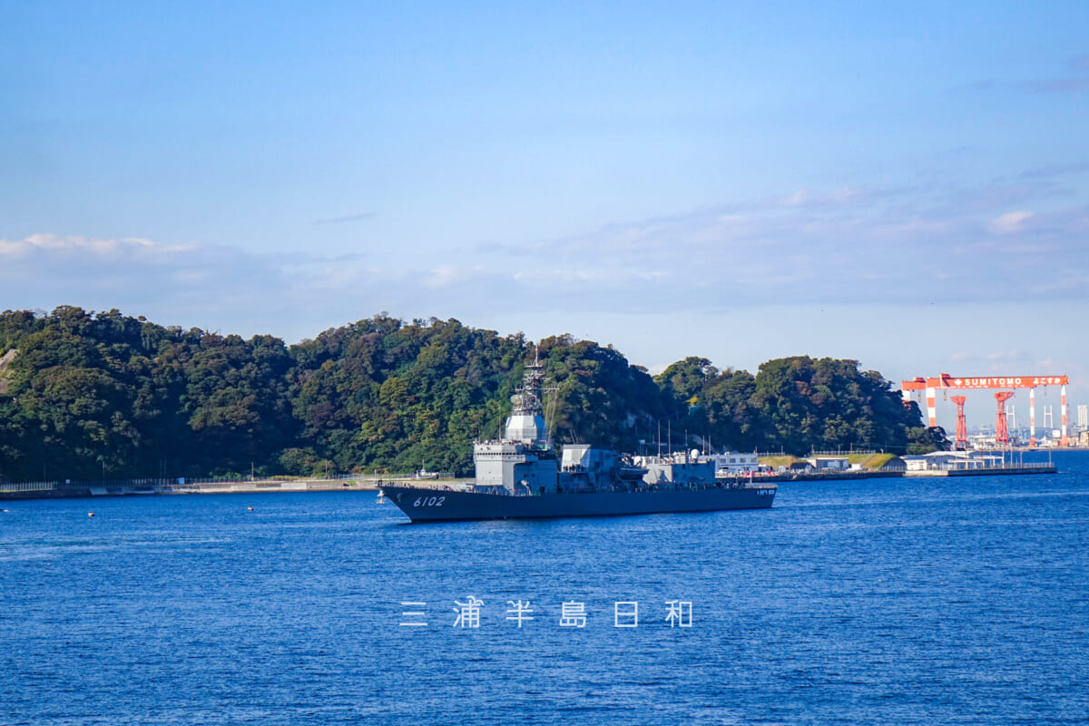 米海軍吾妻倉庫地区・吾妻島西側を行く試験艦「あすか」（撮影日：2022.10.29）