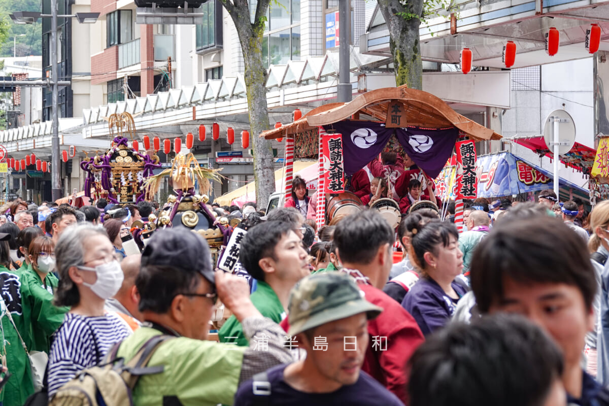 諏訪神社例大祭（横須賀下町連合祭礼）・下町五町連合神輿渡御の山車（本町）と神輿（撮影日：2026.05.24）