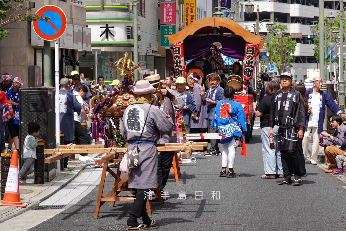 諏訪神社例大祭（横須賀下町連合祭礼）・下町五町連合神輿渡御の神輿と山車（日の出町）（撮影日：2026.05.24）