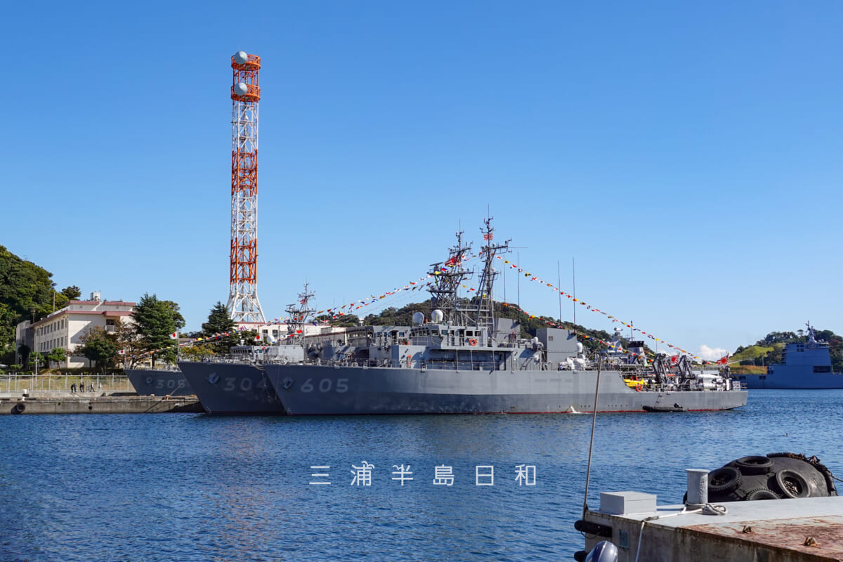 海上自衛隊船越地区・長浦港の岸壁に停泊する掃海艇「ちちじま」など（撮影日：2022.11.03）