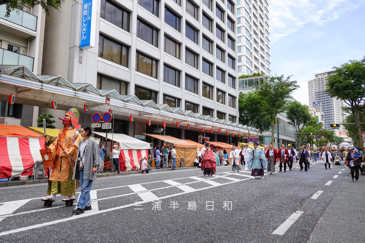 諏訪神社例大祭（横須賀下町連合祭礼）・中央大通りを練り歩く下町五町連合神輿渡御先頭付近（撮影日：2026.05.24）