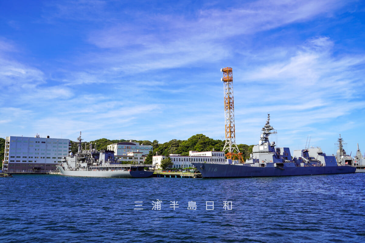 海上自衛隊船越地区・長浦港の岸壁に停泊する護衛艦「てるづき」（右）と潜水艦救難艦「ちよだ」（左）（撮影日：2022.08.10）