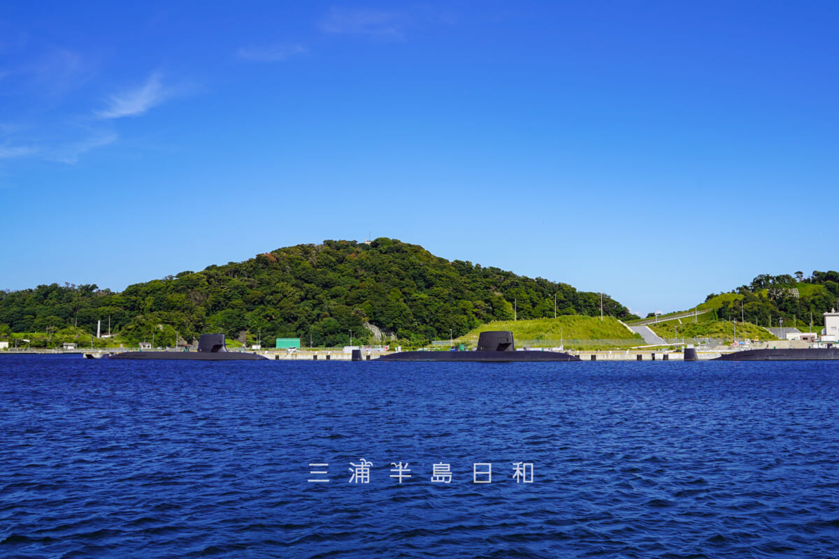 吾妻山(吾妻島)・長浦港の潜水艦隊越しに望む(撮影日:2022.08.10)