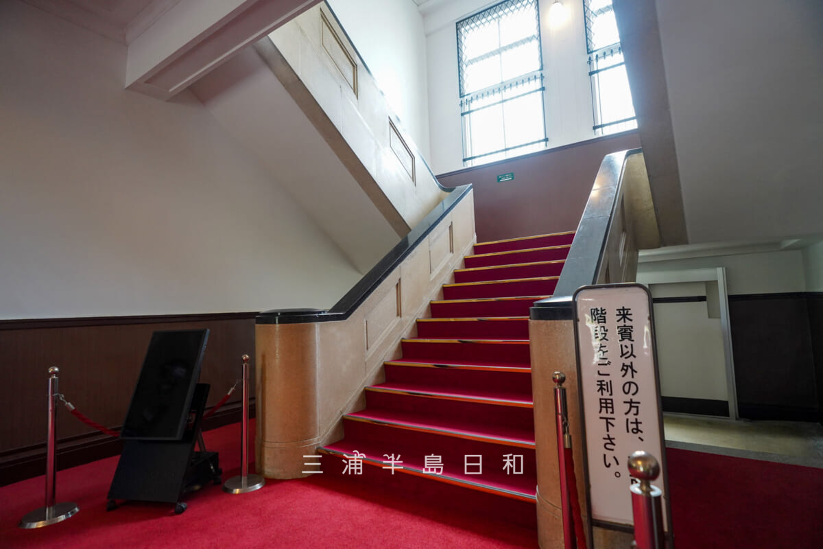 陸上自衛隊久里浜駐屯地-本館・玄関ホールのレッドカーペット敷きの階段(撮影日:2026.04.02)