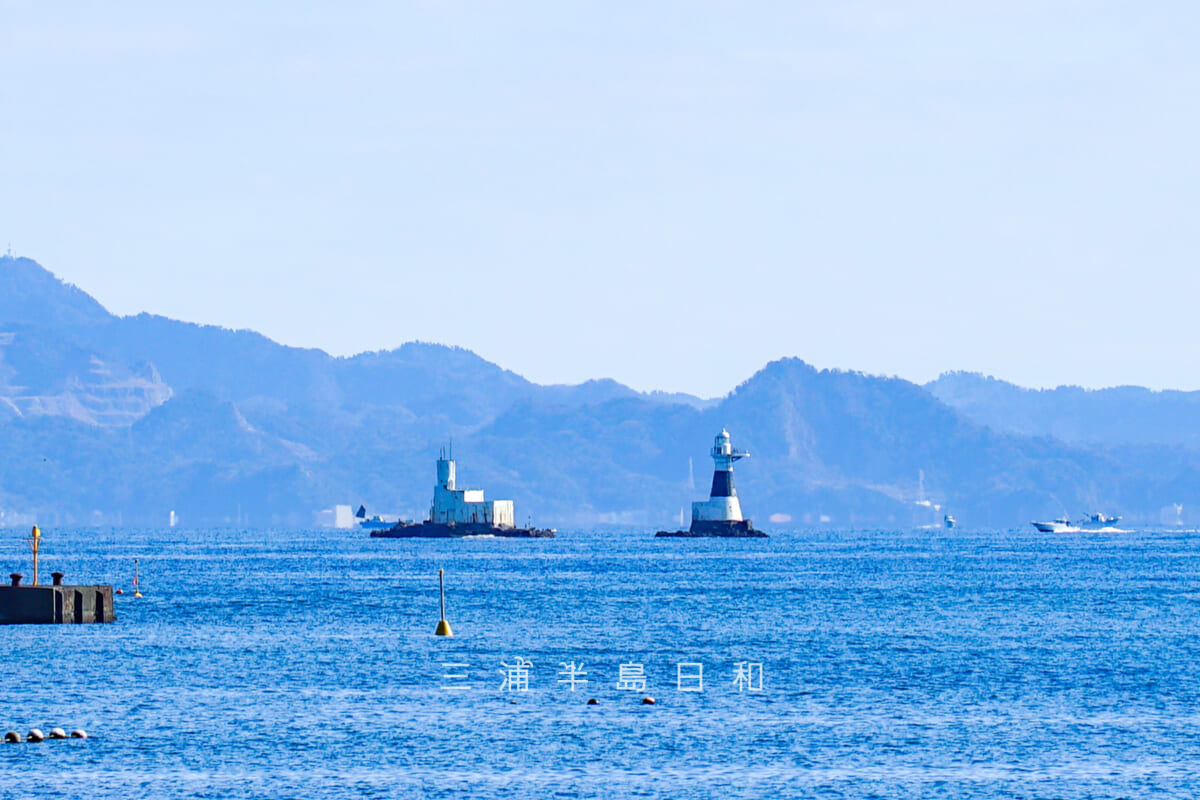 海獺島灯台(右)とアシカ島観測所(左、現存せず)(撮影日:2021.02.10)
